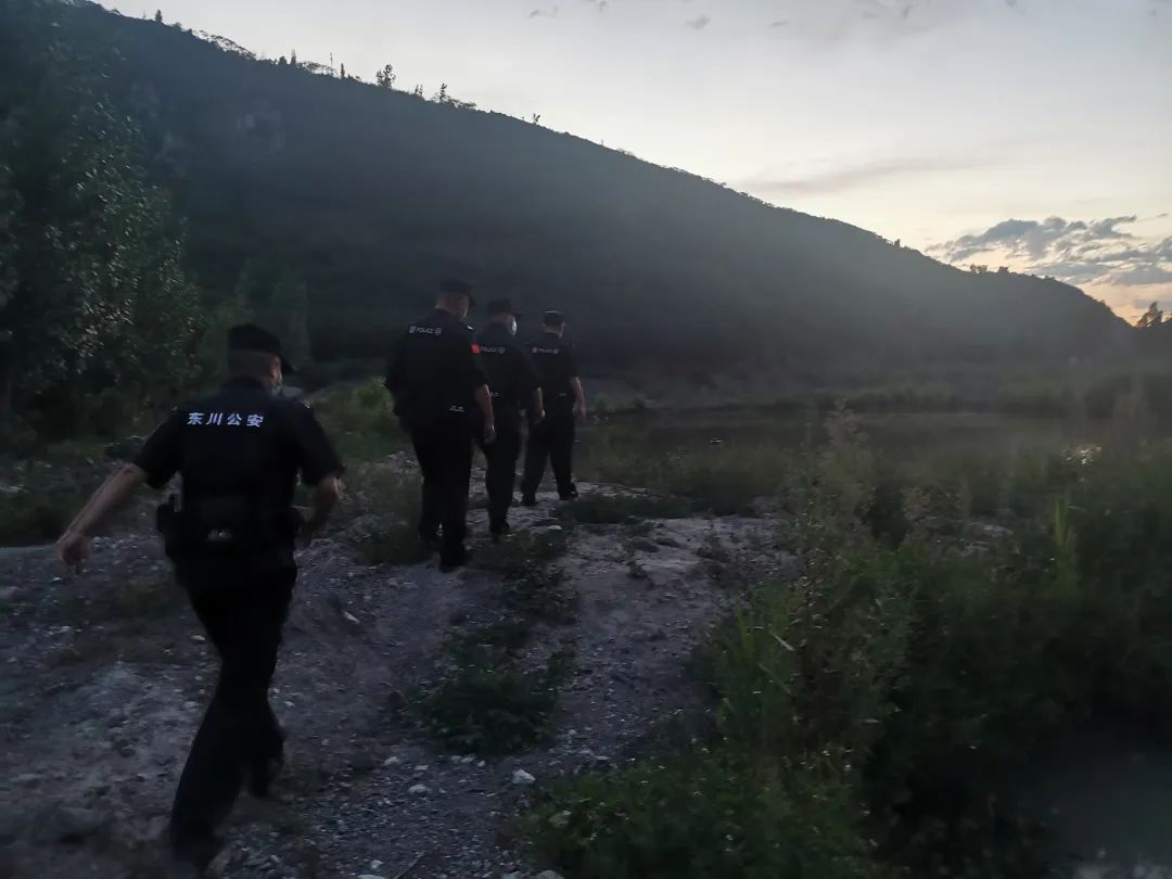 警察查无人区拦车真实事件,警察在马路拦车抓捕现场