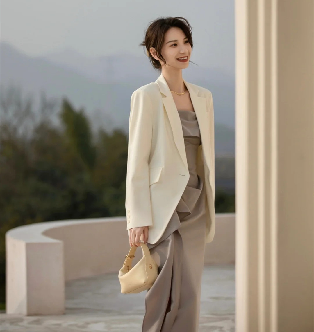 西装一套黑色怎么穿更有气质女,穿西装好看的女人日常穿什么好看