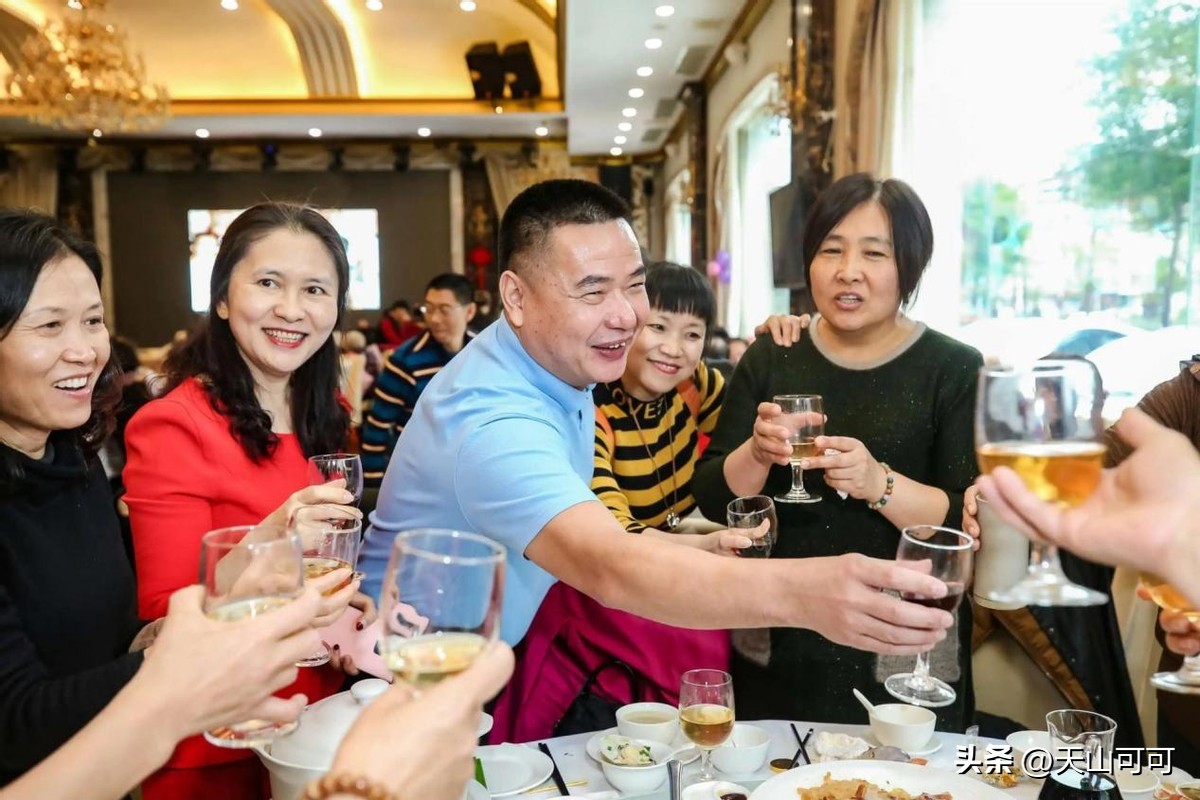 酒桌上老板让你去买烟是什么意思,酒桌上朋友叫你出去买烟怎么办