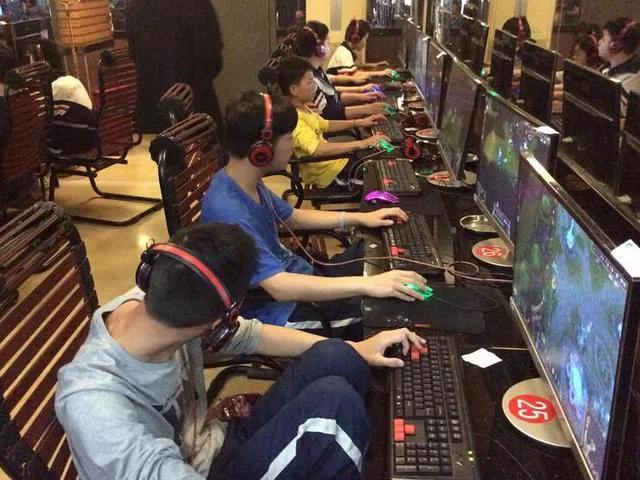 现在哪款网络游戏最火最好玩,童年的网络游戏有哪些值得怀念的