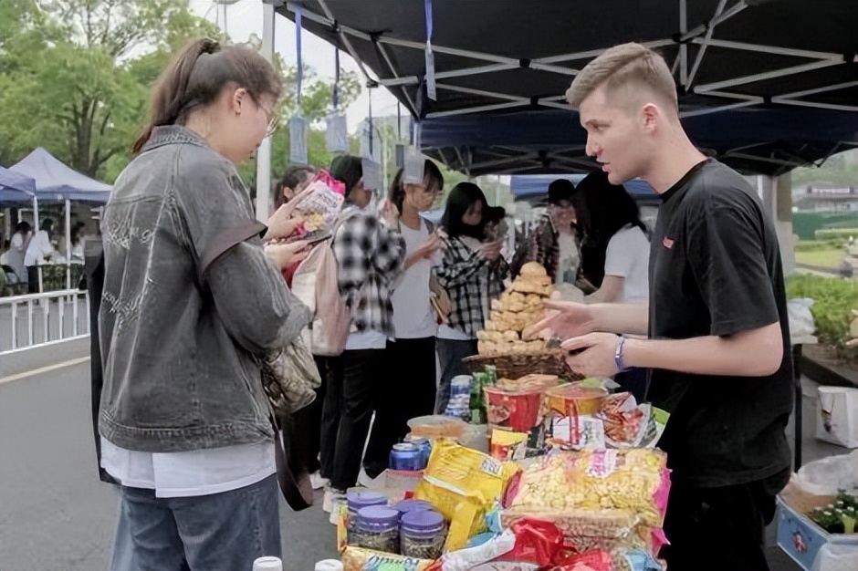 维吾尔族大学生,打拼钱塘!小艾同学,爱了爱了