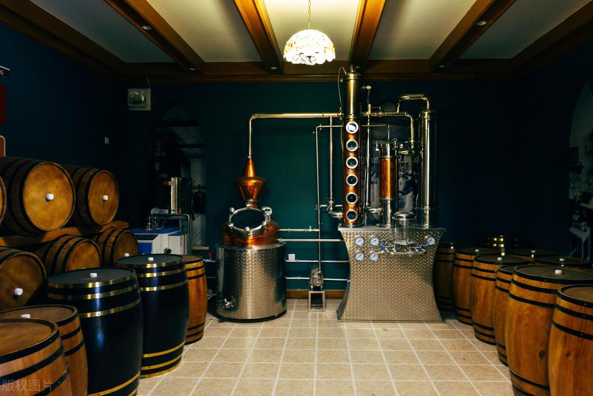 请说出5个法国葡萄酒产区名称,简述中国葡萄酒的主要产区及名品