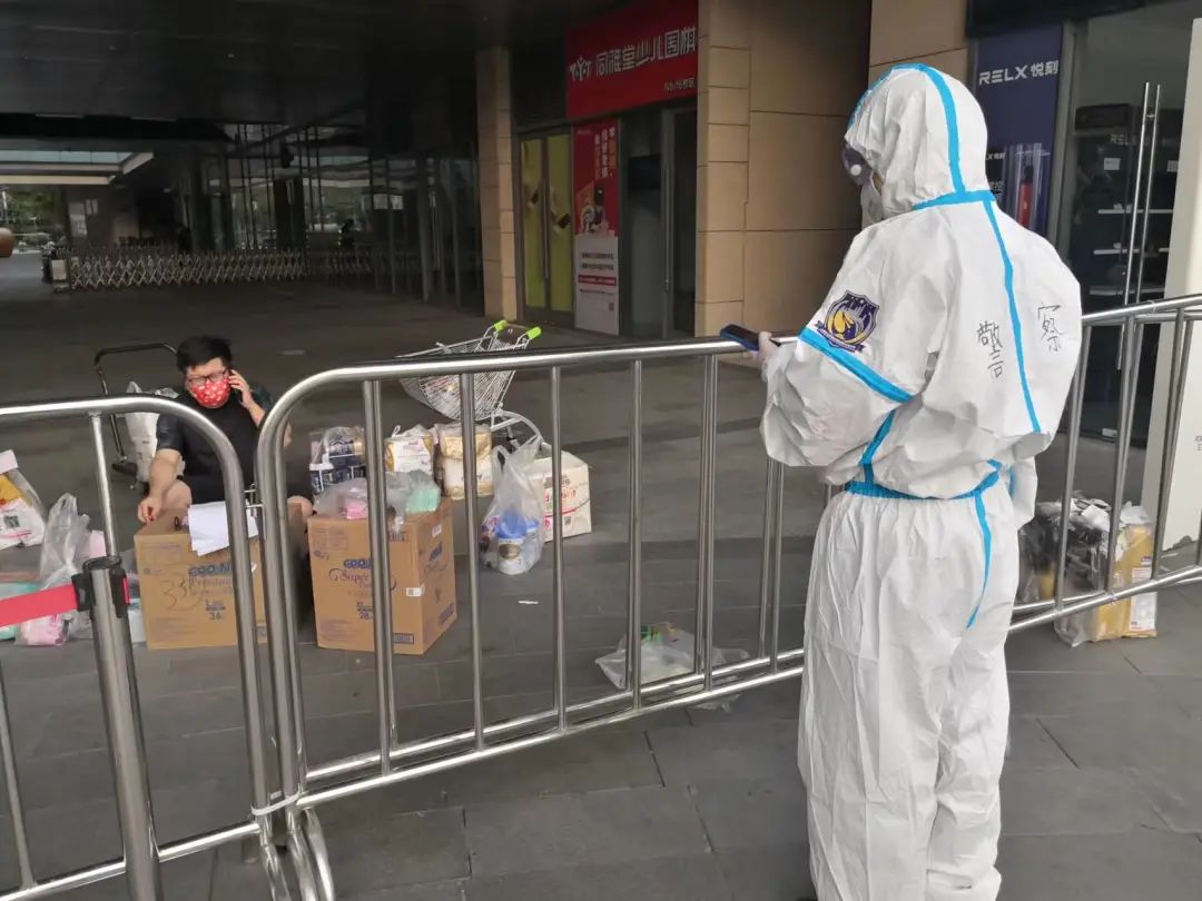 社区慰问抗击疫情志愿者,社区志愿者疫情防控巡逻