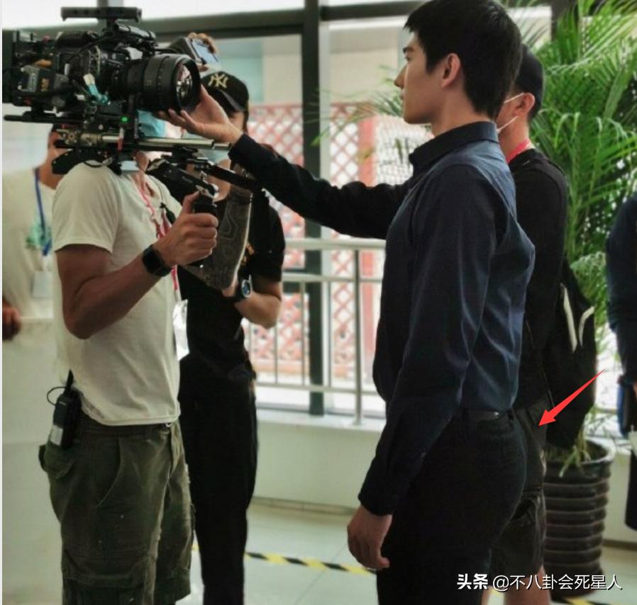 长腿、细腰、翘臀，女星拼命想要的身材，咋就长在了这些男星身上