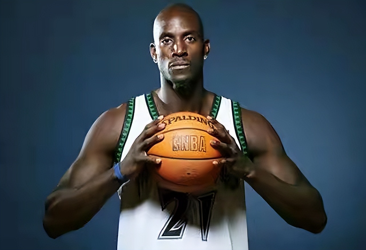 大前锋奥拉朱旺,奥拉朱旺加内特联手