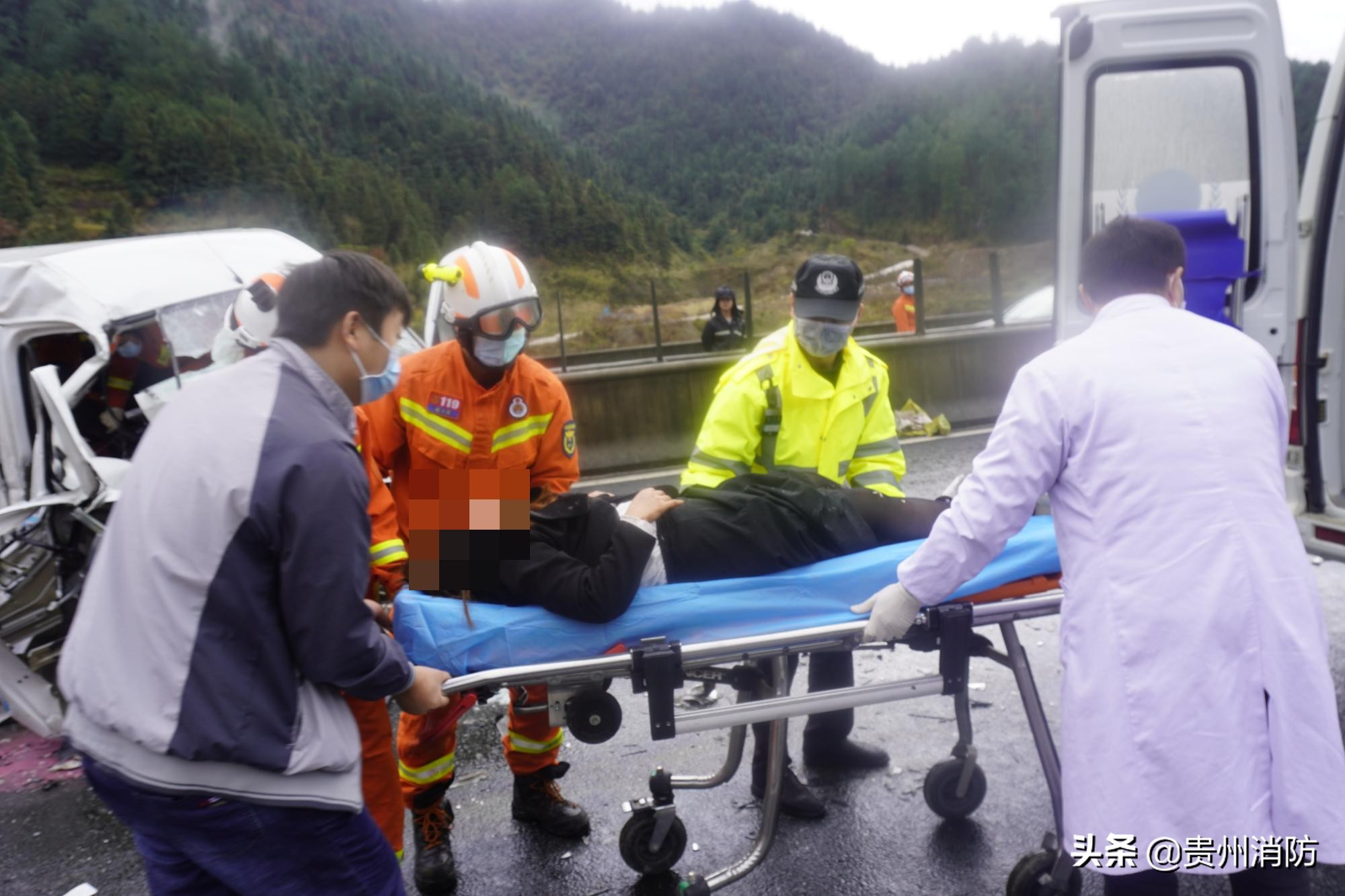 高速公路上两车相撞已致人死亡,高速公路两车相撞26人死亡