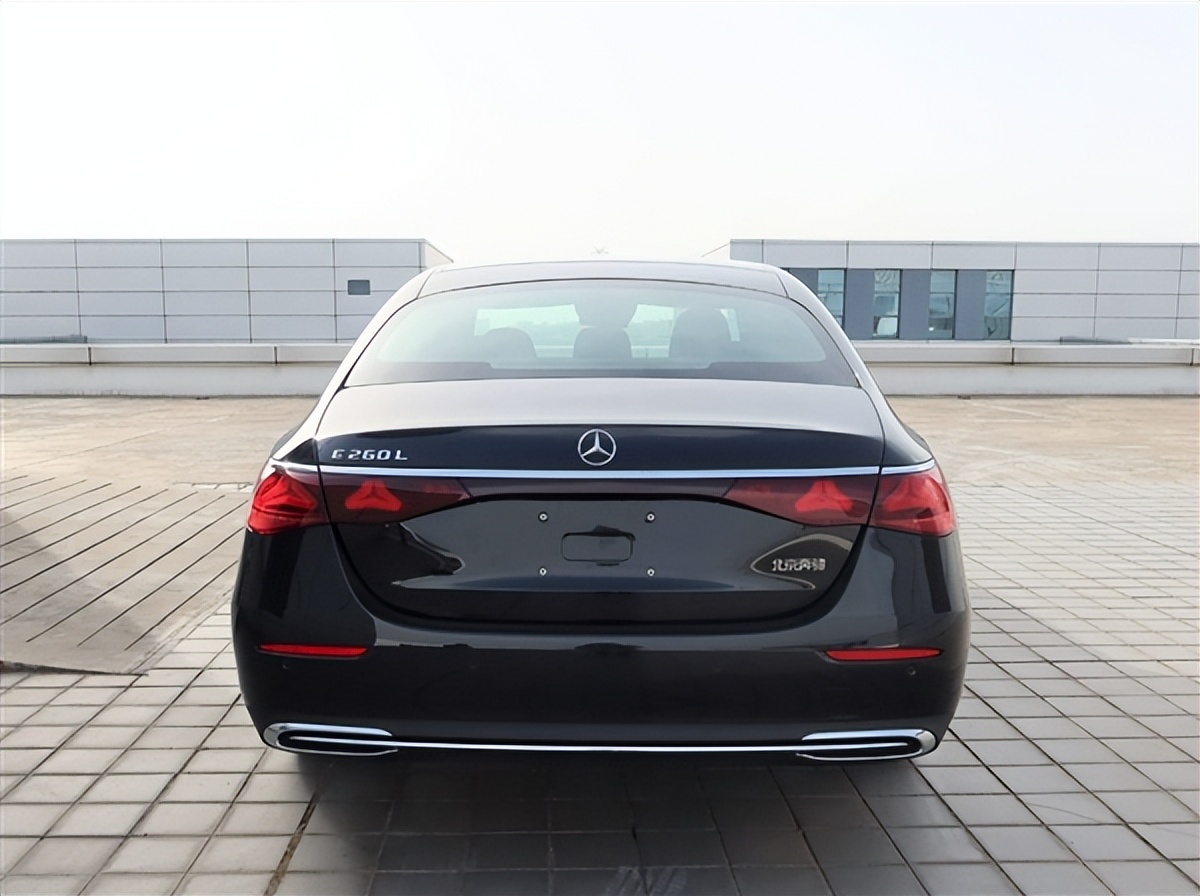 全新国产奔驰e级无伪实车曝光,50万的奔驰商务车高定版