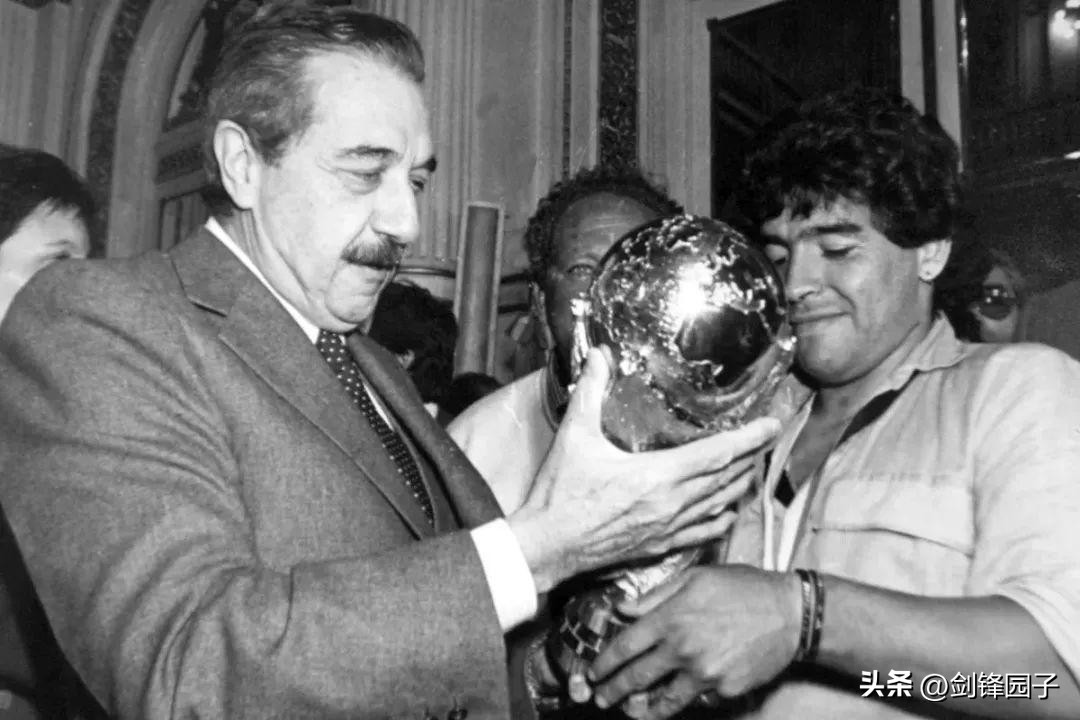 足球远离政治？其实是个伪命题——乱侃世界杯之三十七