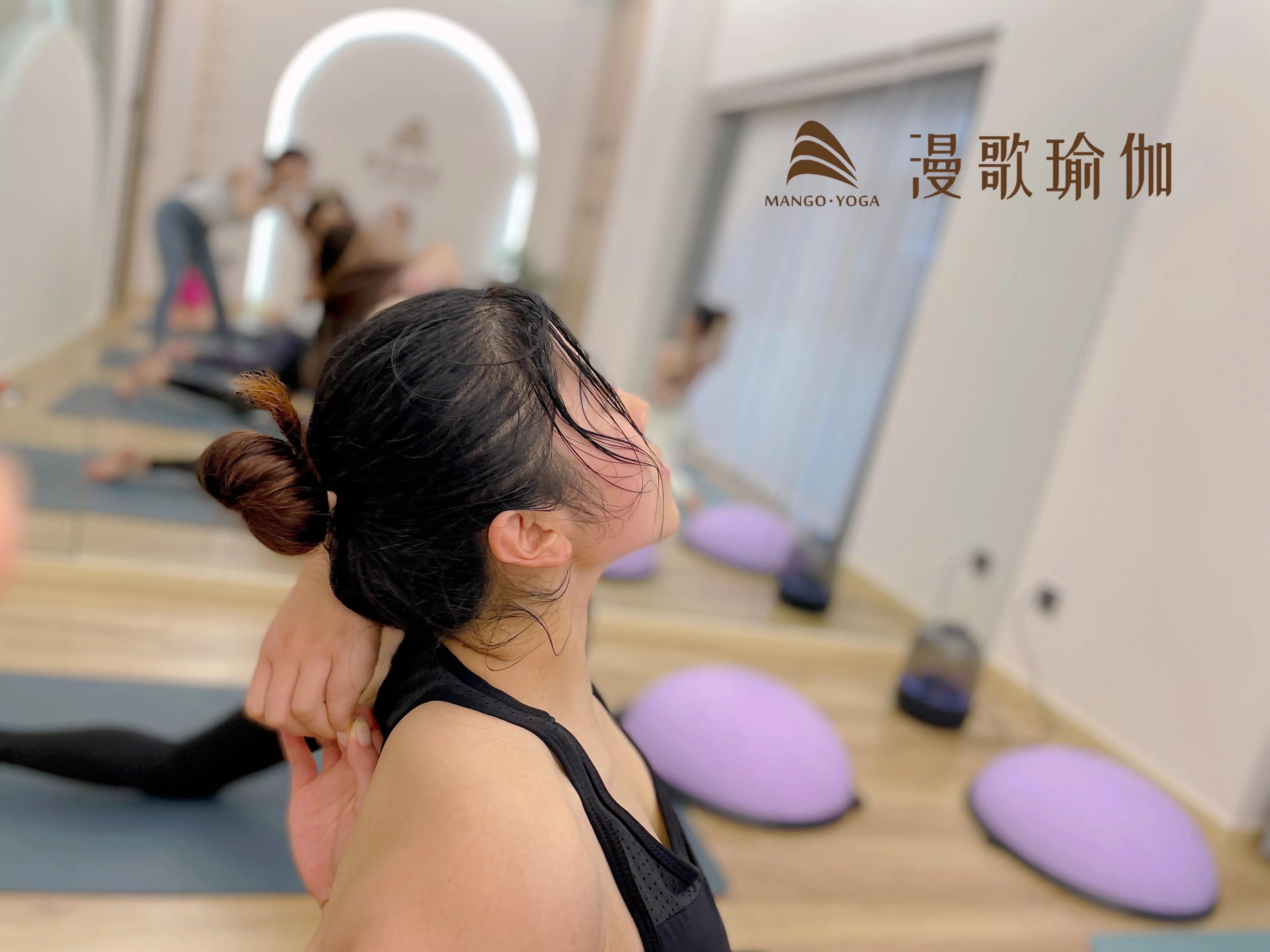 中年女性在家初学练瑜伽,中年练瑜伽对身体有好处吗