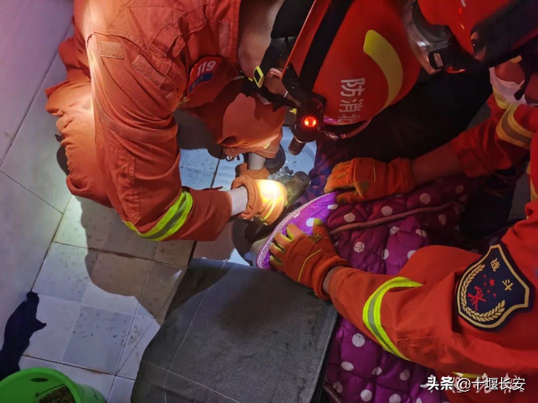 消防接警出动场面,湖北十堰出动消防官兵