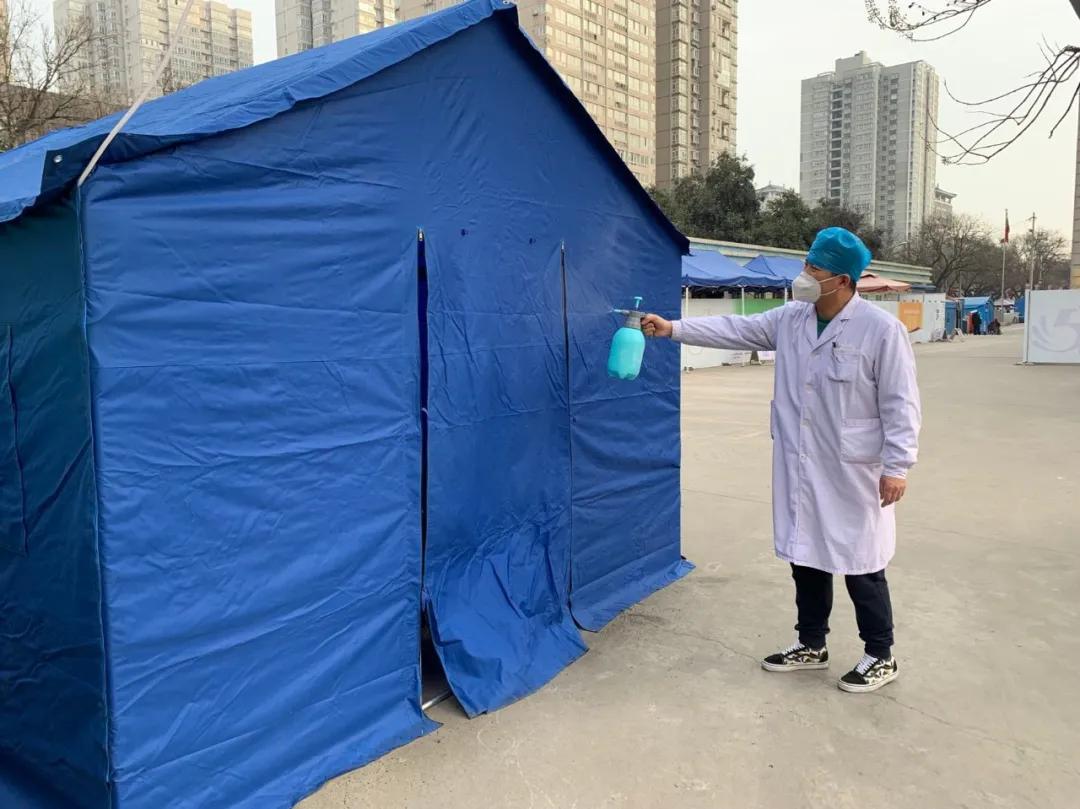 疫情之下所有在一线的医务人员,疫情下无陪护病房里的温暖