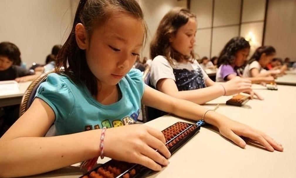 内蒙古六岁天才女孩特招入伍,内蒙6岁女孩入伍