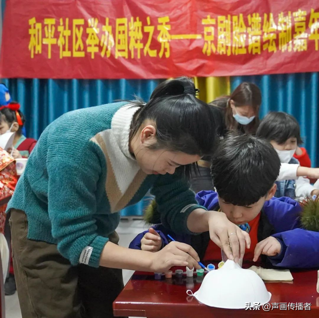 【网络中国节·春节】绘京剧脸谱品文化年味