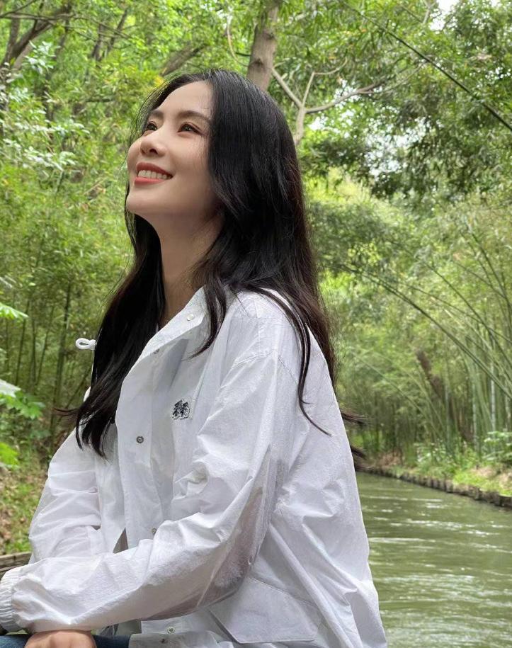 刘诗诗再战时装周早春写真惊艳,刘诗诗一袭粉裙优雅精致