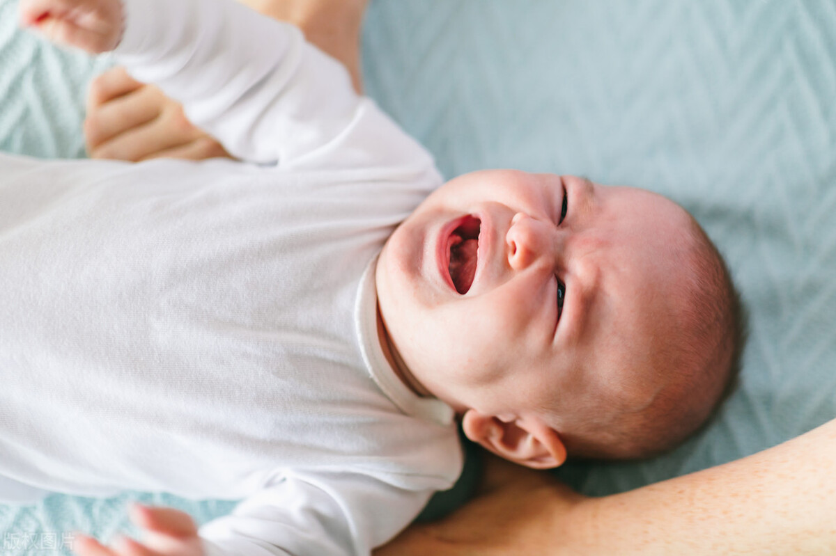 2个月宝宝睡觉不踏实抱着就醒,宝宝抱着睡很踏实放下就哼哼唧唧