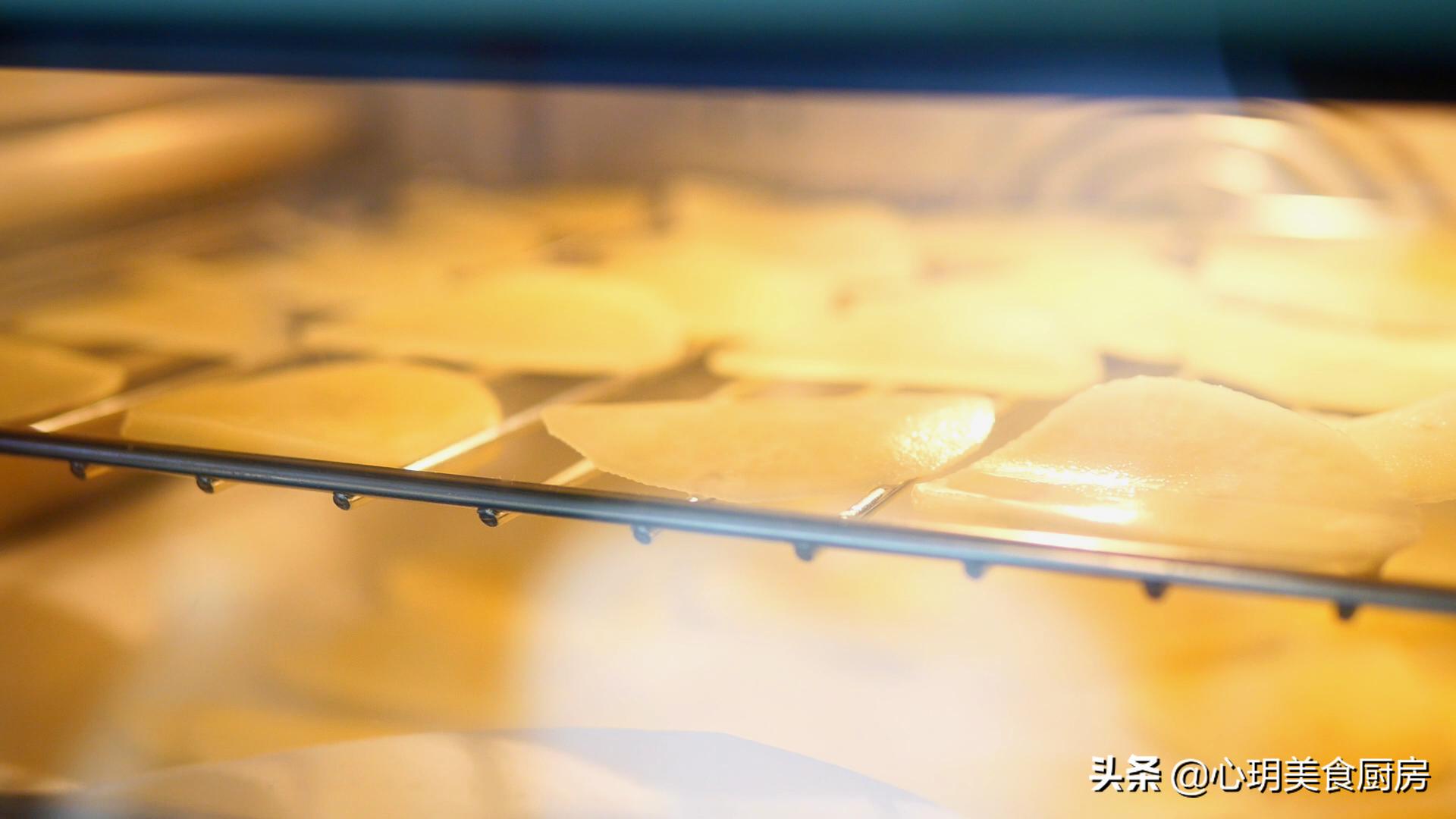 怎么用土豆炸薯片最简单的方法,在家用土豆就能做的炸薯片