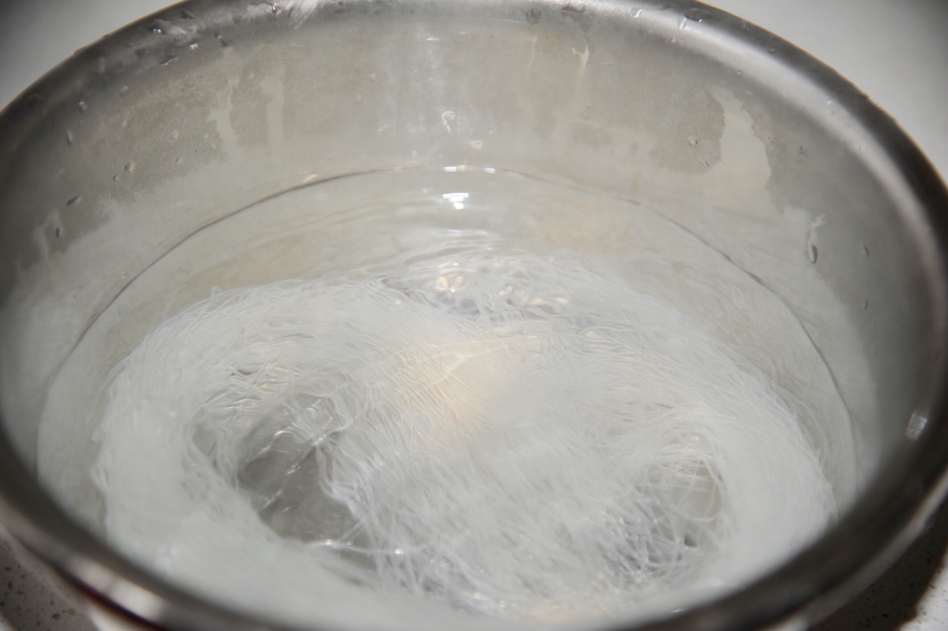 蒜蓉粉丝蒸扇贝好吃得不得了,蒜蓉粉丝蒸扇贝香辣爽口过瘾