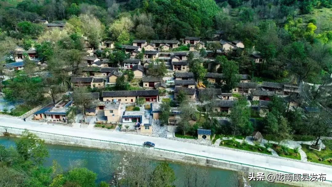 浜斾竴搴峰吇鏃呮父,浜斾竴搴峰吇搴﹀亣鏀荤暐