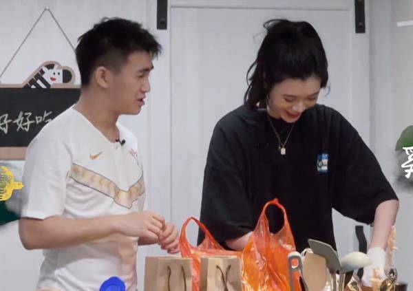 奚梦瑶：母凭子贵嫁豪门，与窦骁绯闻惹争议，她能否坐稳贵妃之路