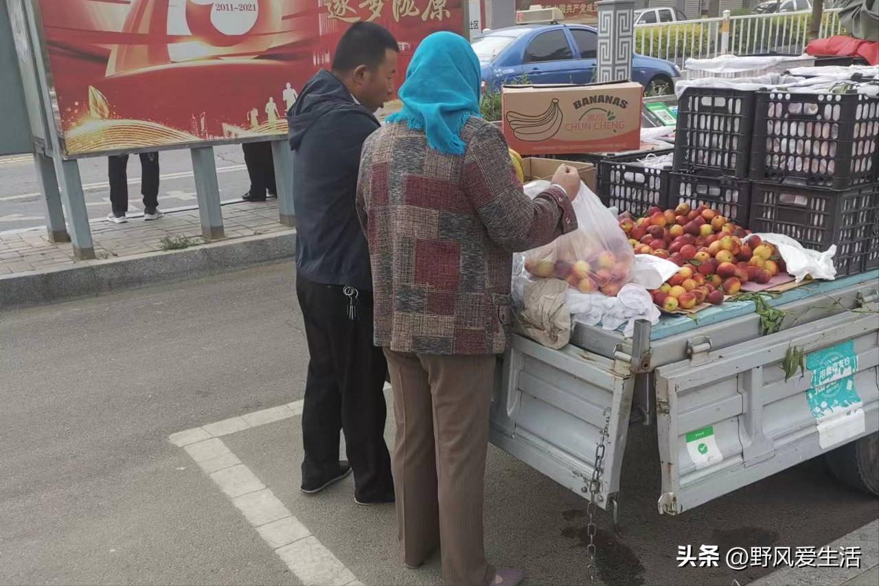 路边卖水果的真实收入,路边卖水果的大妈一天能赚多少钱