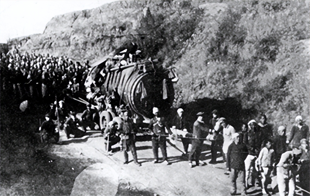 1992年，弥留之际的*先念李**留下唯一请求：将骨灰撒到曾经战斗之处