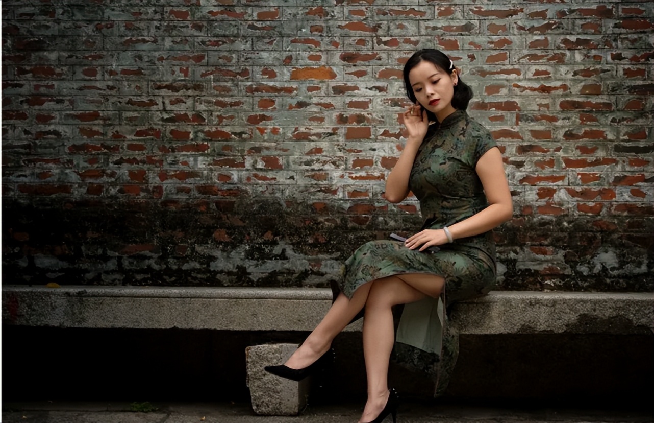 两腮无肉背如弯弓心似刀,合嘴弯弓不可交的下一句