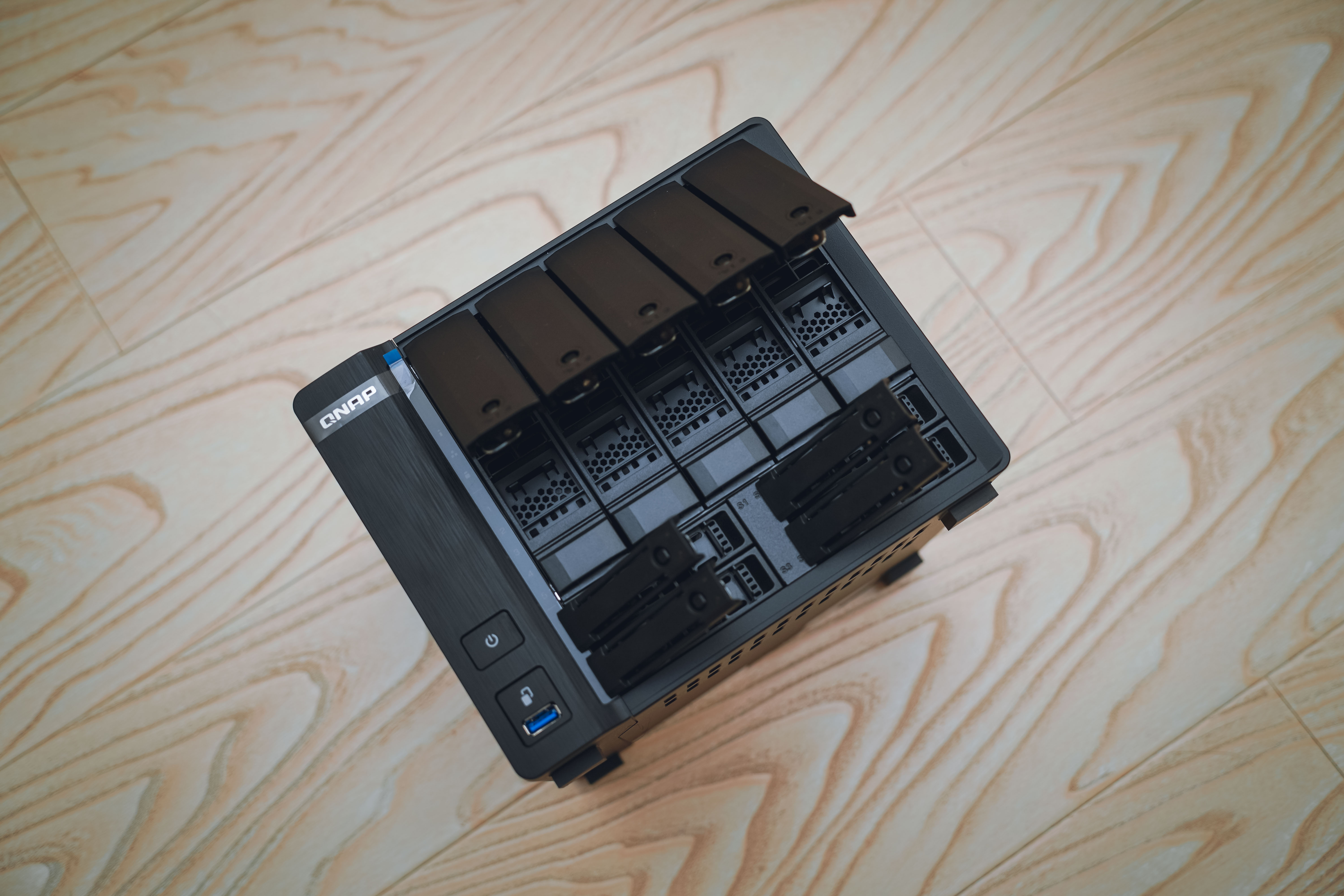 历史低价买到九盘位万兆NAS机皇：威联通TS-H973AX