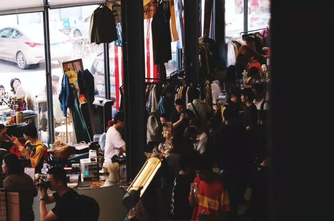 中国年轻人，不买房，只“玩物丧志”