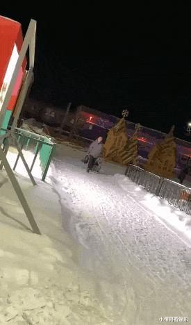 “姑娘，你知道衣服上的字是什么意思吗？”哈哈哈自信的姑娘最美