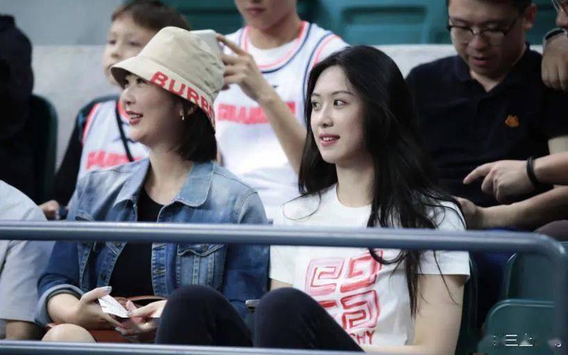 中国女篮王思雨照片好看一点的,徐杰和张茹王思雨身高啥关系