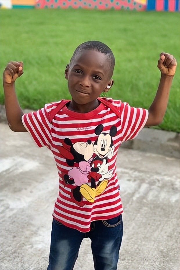 2016年,那个被白人美女喂水喝的2岁非洲小男孩,后来怎么样了?