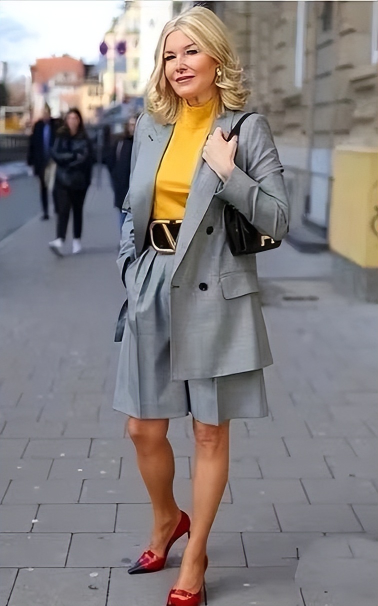 适合中老年人的时尚穿搭,中老年妇女怎么穿搭才好看年轻