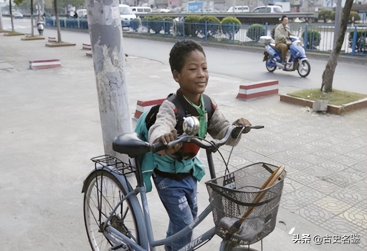 2000年上海阿婆收养黑人弃婴，被子女挥霍250万后，黑人不离不弃