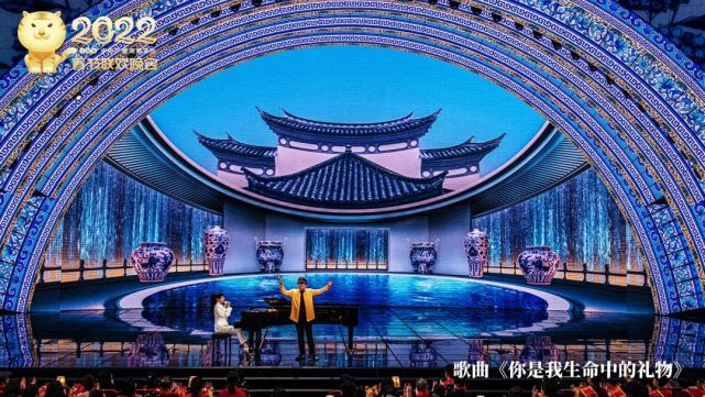 2022年春晚作文素材热点,作文素材及评论共500字