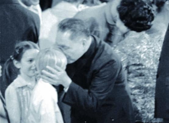 1979年*小平邓**访美，上百名美国儿童唱一首歌，*小平邓**听后热泪盈眶