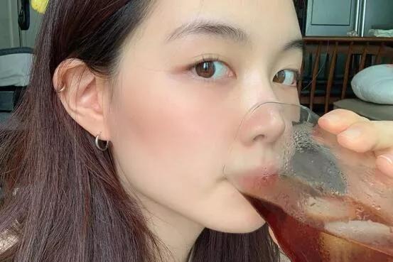 女人过了40岁护肤越简单越好！睡前坚持这4个习惯，延缓衰老