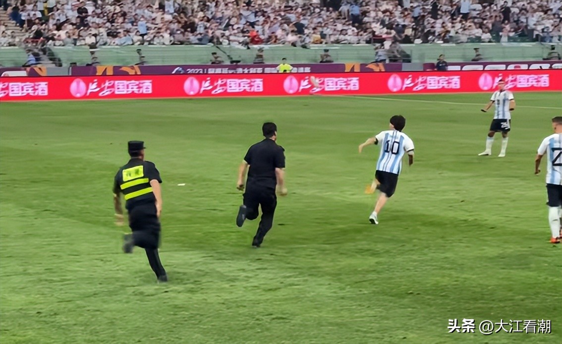 拥抱梅西小伙子全场尖叫,拥抱梅西的18岁球迷全过程