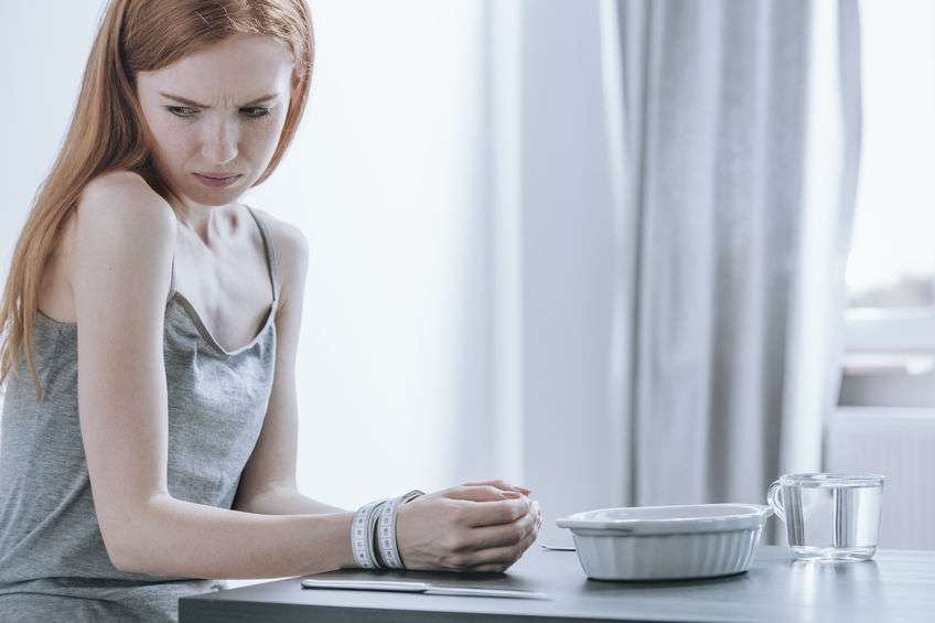 女人大姨妈有点发黑怎么回事,大姨妈来颜色鲜红正常吗