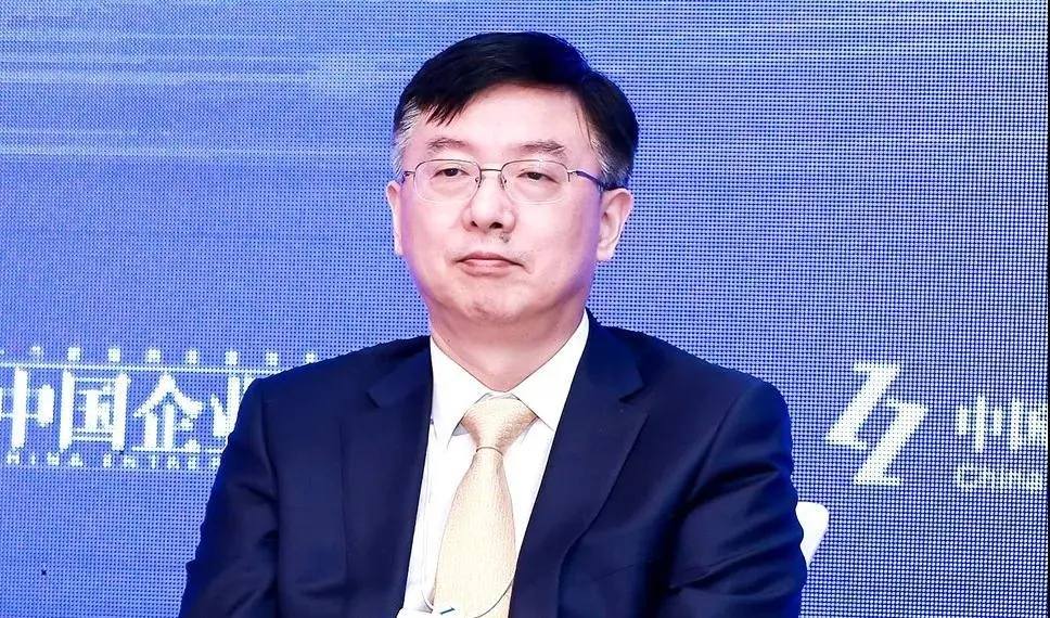 他是华南理工博士，却跑去创业，靠卖电池发家，现身家820亿