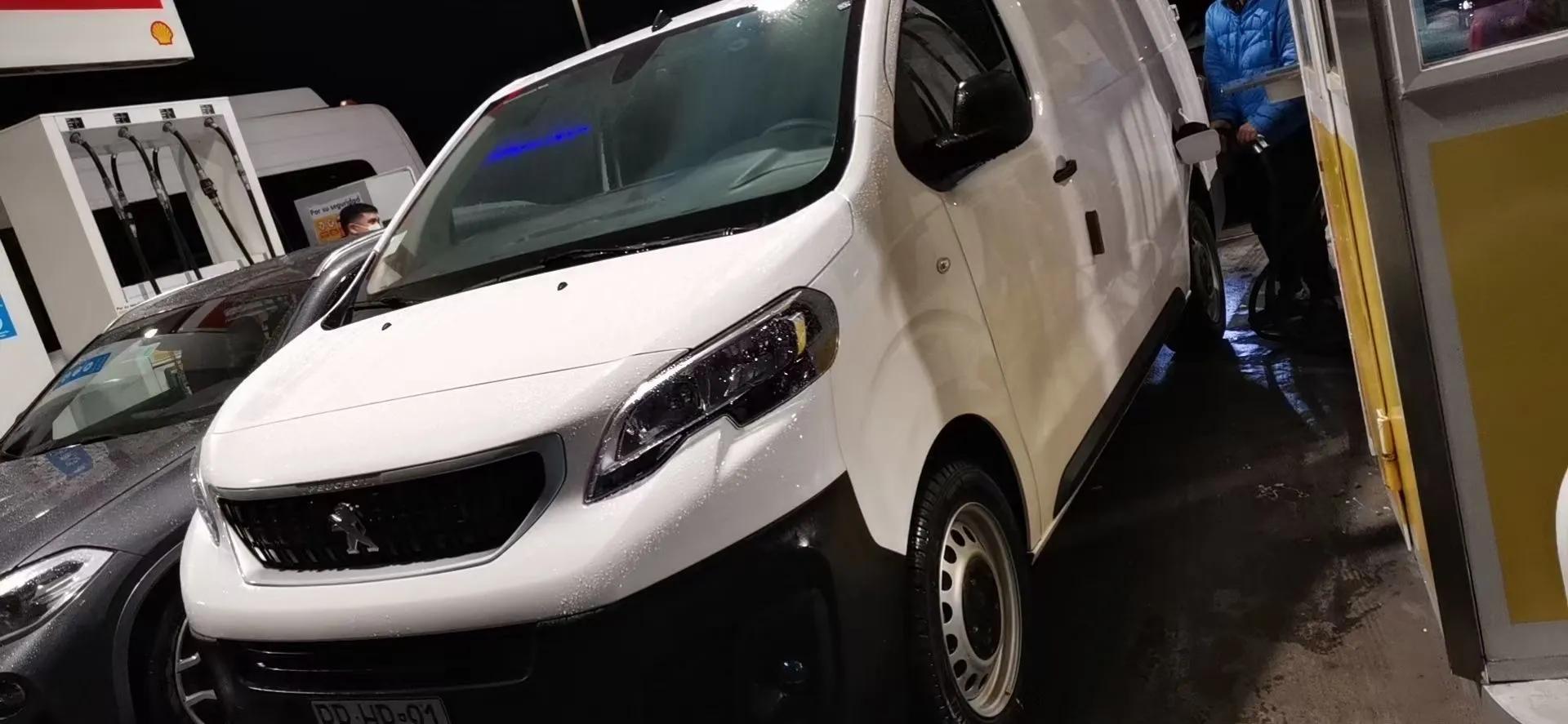 在智利买的第一辆标致商务修改版货车。国外生活分享