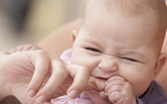 宝宝怎么保护牙,宝宝长牙睡前可以啃牙胶