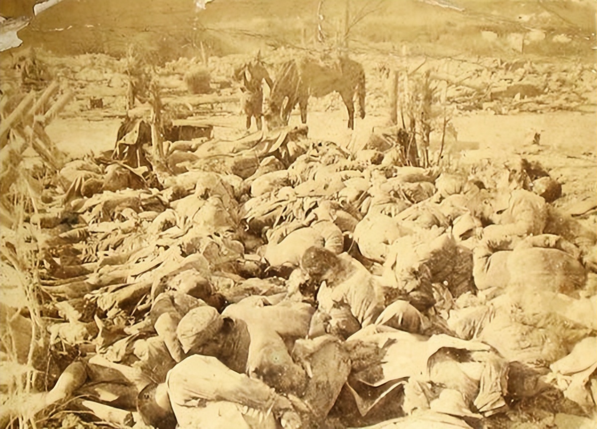 日寇为堵一孕妇肚中胎儿性别，竟扒衣破肚用*刀刺**挑出胎儿