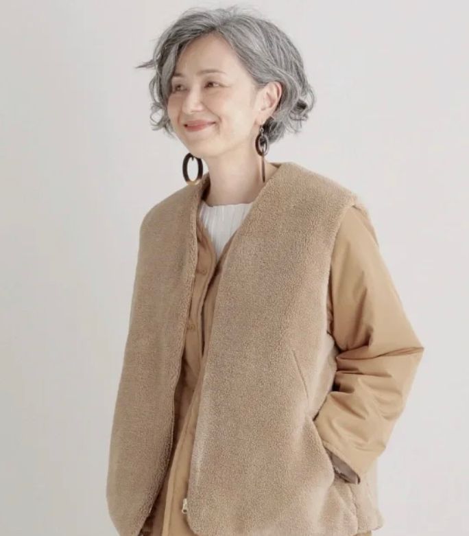 60岁白发女人弄什么发型,六十岁女人有白发又不想染怎么办