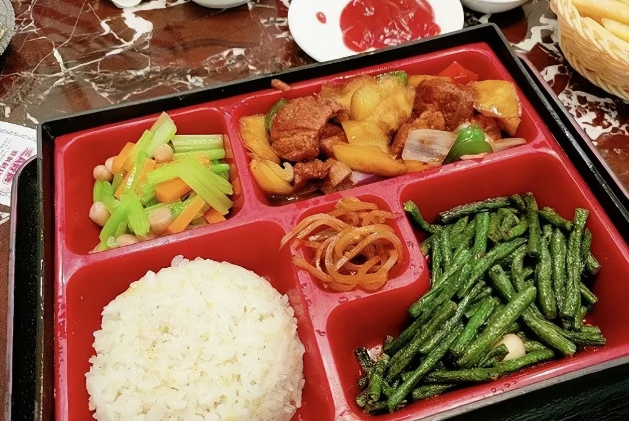 风靡一时的贵价咖啡厅，怎么“沦落”到卖盖浇饭了