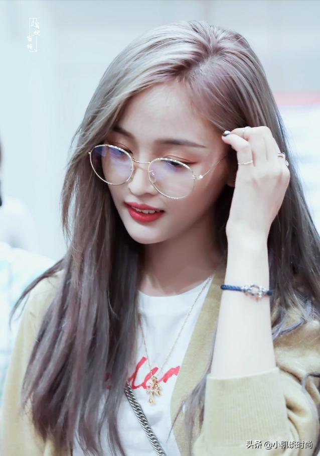 适合肤色偏黄今年流行发色,褪色也好看显白的低调发色