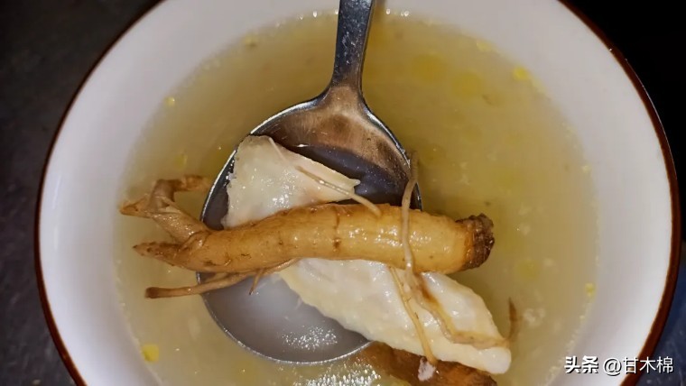 这种野果很清甜，它的根茎还是上好的煲汤辅料，可惜很多人不认识