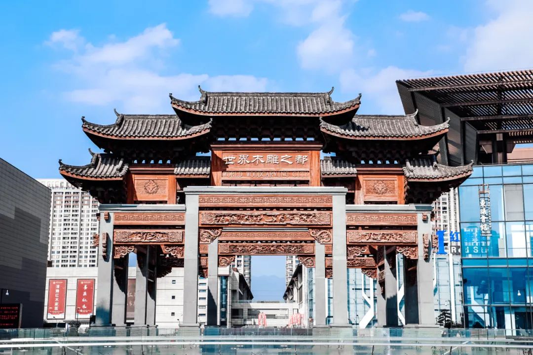 你好木雕城之大师郑君亮丨以刀代笔，使木生香