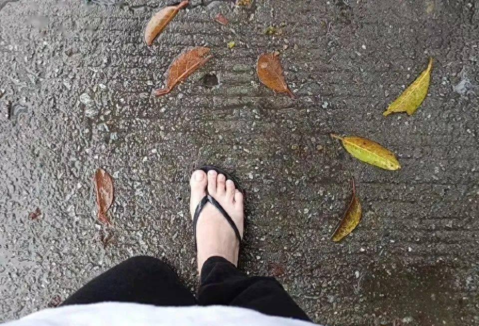 广东人穿拖鞋出门会给人什么感觉,广东人真的是穿拖鞋上大街吗
