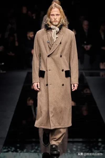 男士黑色大衣内搭什么颜色打底,男士穿大衣怎么搭配裤子和鞋子