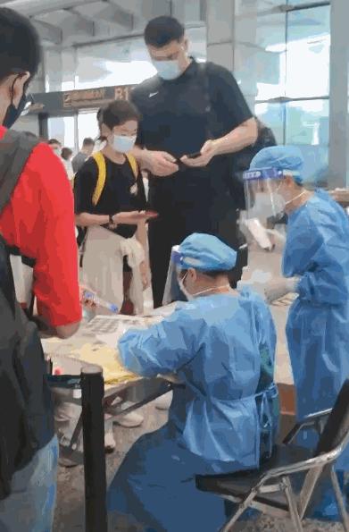 姚明10岁女儿身高真的有一米七吗,女版姚明14岁女孩身高2米26轰42分